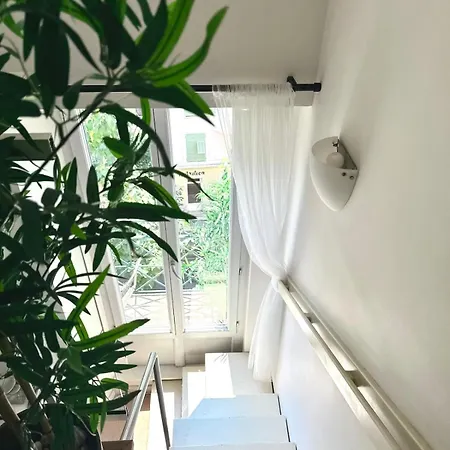 Heart Of - Mezzanine Loft & Sunny Balcony Apartment