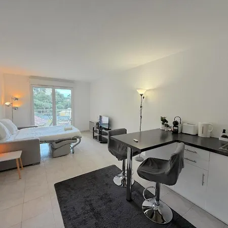 Charming Cozy With Sunny Balcony Apartment *