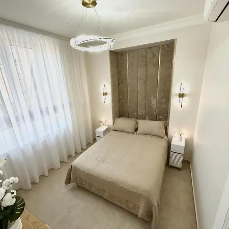 Apartment With Garden Near And Tram