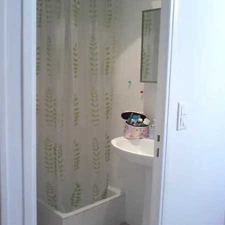 Old Town Stunning Modern 1 Bedroom Flat Sleeps 3 * Nice