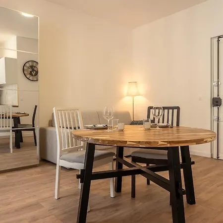 New Designer Ac Wifi Near Train Station Apartment