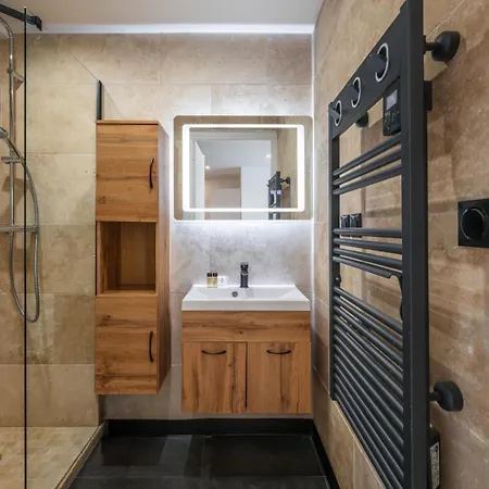 Apartment Beautifully Renovated With Charm - In The Port /ac Nice