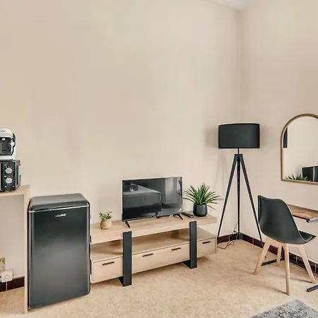 Apartment Charming Studio, Balcony With Garden View, Liberation