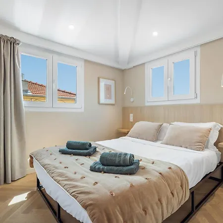 Renting - St Vincent - Floor Luxury Old Town Air-conditioned Apartment