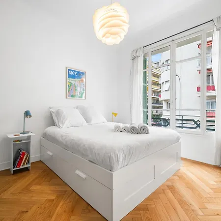 Charming & Comfortable - Near The Port / Parking *