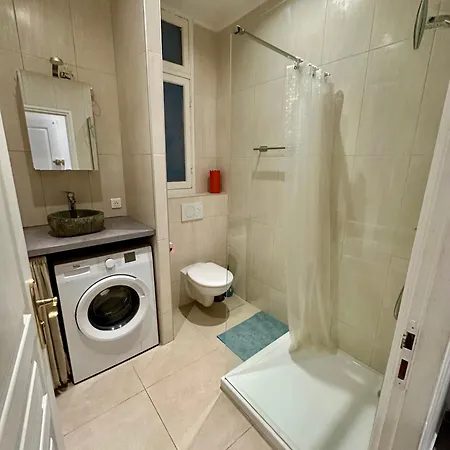 A Luxurious Red With Ac On Promenade Des Apartment *