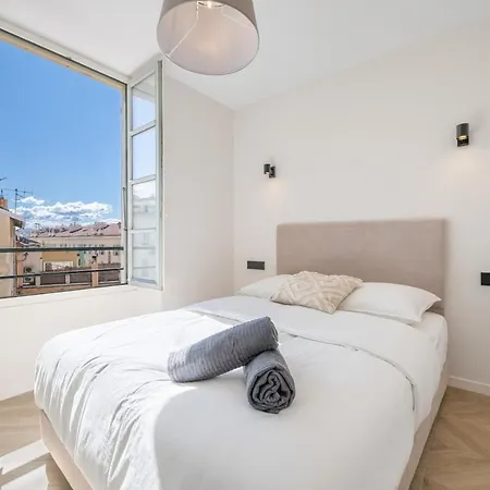 2-bedroom - Sleeps 4 - Place Massena Apartment *