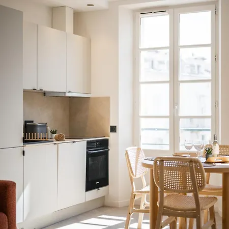 2-bedroom - Sleeps 4 - Place Massena
