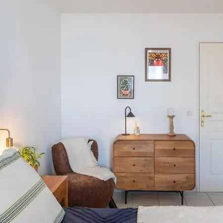 Modern 2-bedroom Sea View, Air Conditioning, Balcony