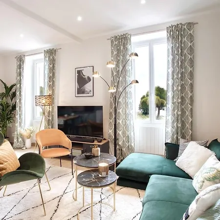 Promenade Sea View 2 Bedrooms, Ac, Wifi Apartment *
