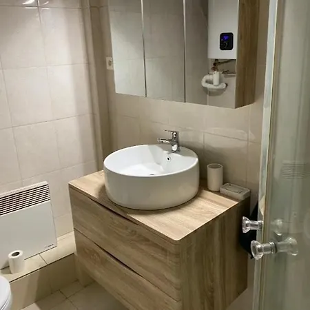 Apartment A Modern Recently Renovated, 7 Min To *