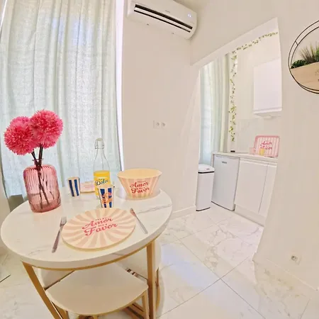 Apartment Beautiful Refurbished Air Conditioned Heart Of