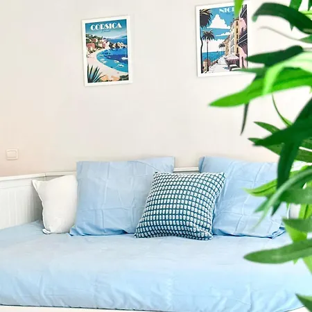 Heart Of - Mezzanine Loft & Sunny Balcony Apartment