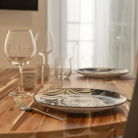 Apartment New Designer Ac Wifi Near Train Station *