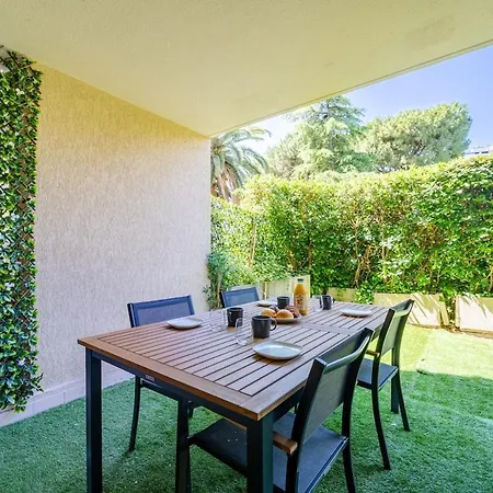 Apartment Beautiful 2-bedroom Apartment, Garden, Swimming Pool, Sea Within Walking Distance *