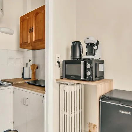 Charming Studio, Balcony With Garden View, Liberation Apartment