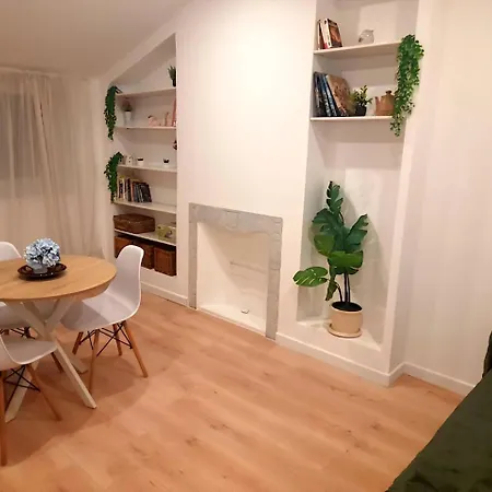 An In The Very Center Of The For 8 Guests Nearby Are A Tram Stop And Train Station Apartment Nice