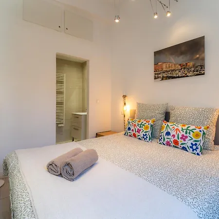 Old Town Nice, 2 Bedrooms & 2 Bathrooms,quiet, Ac For 4 People Apartment *