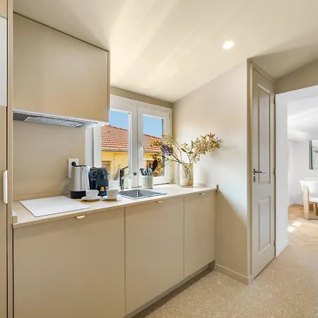 Renting - St Vincent - Floor Luxury Old Town Air-conditioned