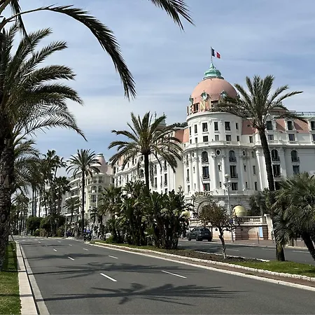 Apartment A Luxurious Red With Ac On Promenade Des