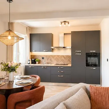 Completely Renovated 2 Minutes From The Apartment