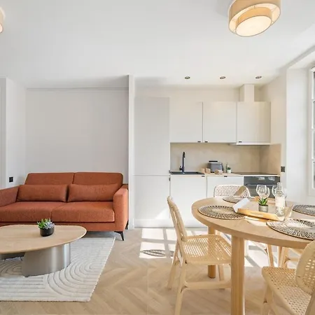2-bedroom - Sleeps 4 - Place Massena * Nice