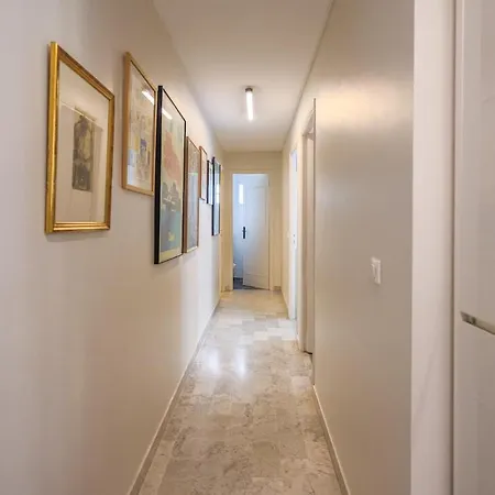 Stylish 2br With Garage And Ac Port Of Apartment