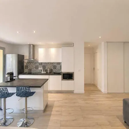 Charming With Terrace & Secure Parking Apartment