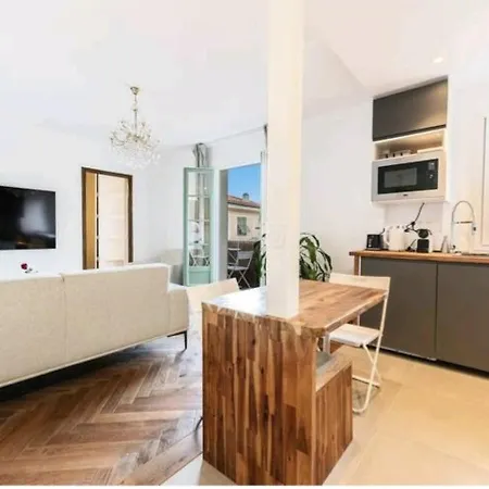 Apartment Chic At Port 2 With Private Bathrooms & Ac *