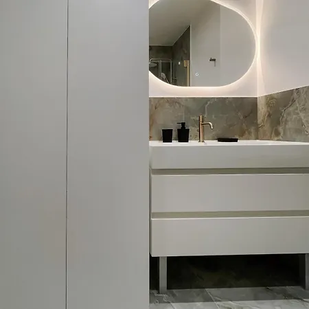 Apartment Charming Apartment, Air-conditioned And Centrally Located