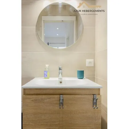 A 2 Min De La Promenade Des Apartment