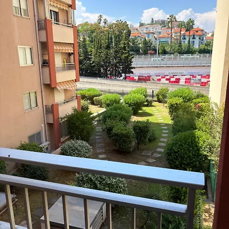 Tres Joli Apparemment A 50 Metres De La Nice