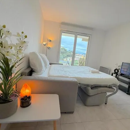 Charming Cozy With Sunny Balcony Apartment