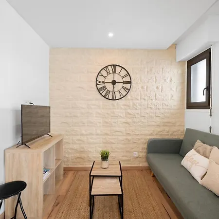 Apartment Beautifully Renovated With Charm - In The Port /ac