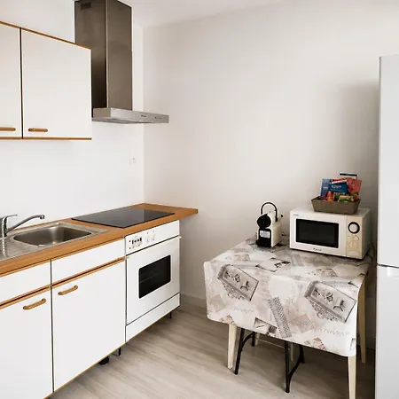 3 Spacieux A , Tramway , Aeroport , Gare Apartment *