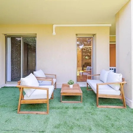 Beautiful 2-bedroom Apartment, Garden, Swimming Pool, Sea Within Walking Distance *