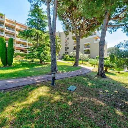 Beautiful 2-bedroom Apartment, Garden, Swimming Pool, Sea Within Walking Distance