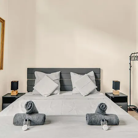 Apartment Charming Studio, Balcony With Garden View, Liberation