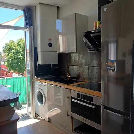 2p Renove Dans Bel Immeuble Nicois De Caractere Nice