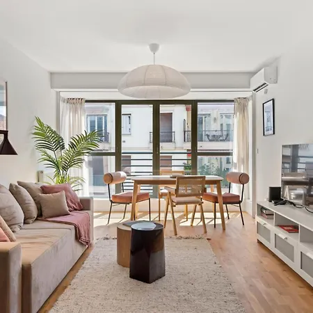 Stunning & Bright - 2 Bedrooms - Parking Wifi/ac