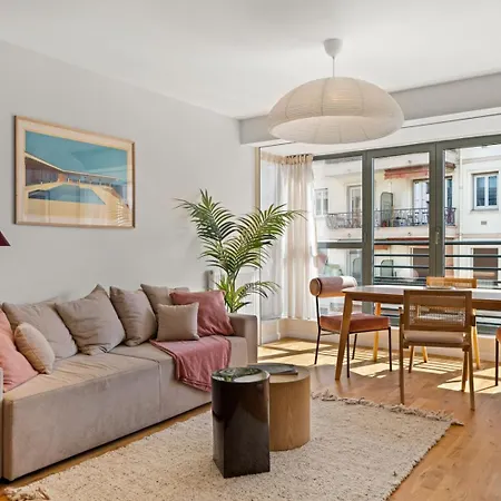 Apartment Stunning & Bright - 2 Bedrooms - Parking Wifi/ac *