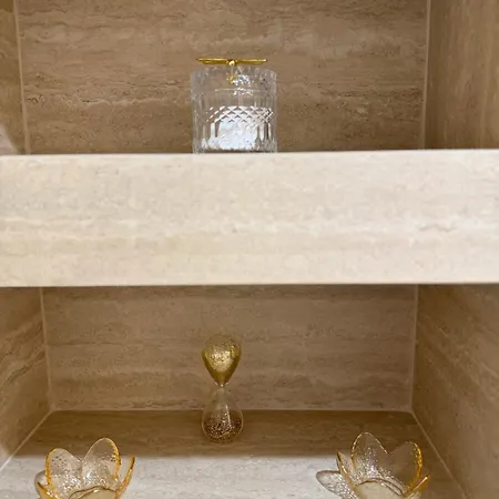 Bright 1br Floor Apartment