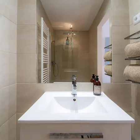 Old Town Nice, 2 Bedrooms & 2 Bathrooms,quiet, Ac For 4 People *
