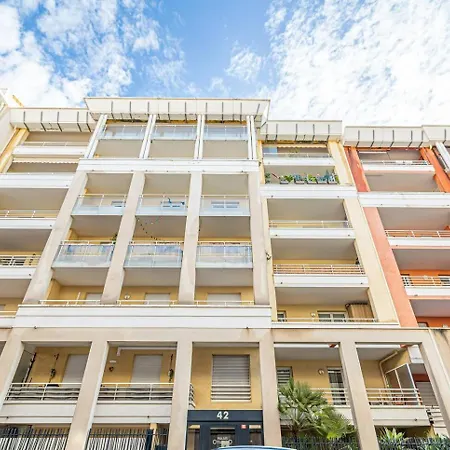 Apartment Avec Terrasse-jardin Au Centre De *