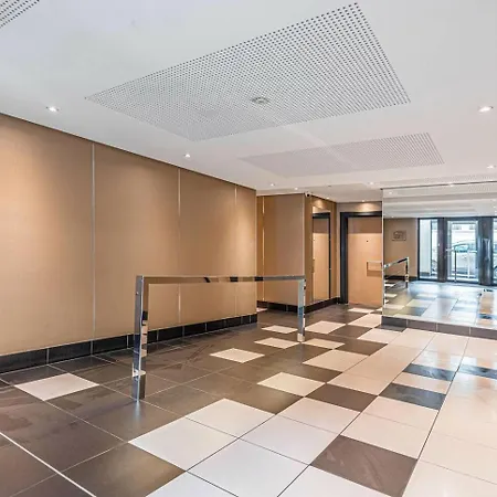 Apartment Avec Terrasse-jardin Au Centre De *