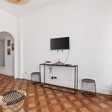 Charming With Balcony & Sea View Apartment Nice
