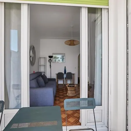 Charming With Balcony & Sea View Apartment *