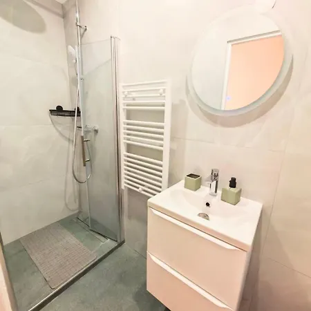 Apartment 2-bedroom In Sleeps 4 *