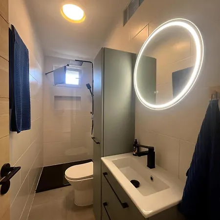 140 M Apartment, 4 Bedrooms Sea Airport And Tram Apartment *