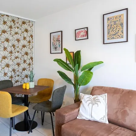 Modern 2-bedroom Sea View, Air Conditioning, Balcony Apartment